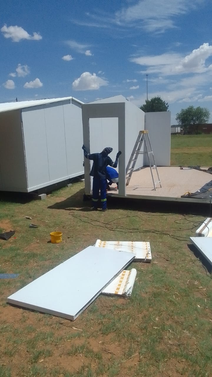 On-site assembly of a modular mobile office