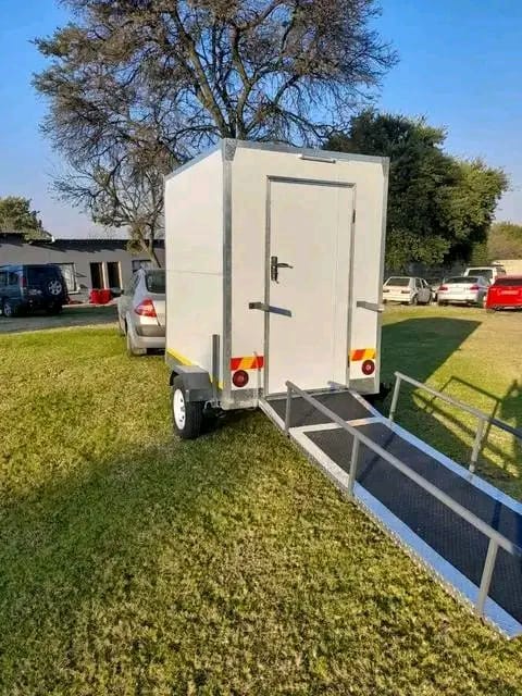 Mobile classroom / office with access ramp