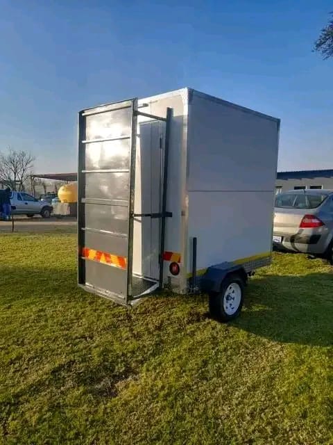Compact mobile freezer unit